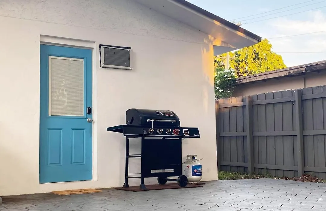 Private Suite W/ Full Backyard, Bbq, 5Min From Mia-1