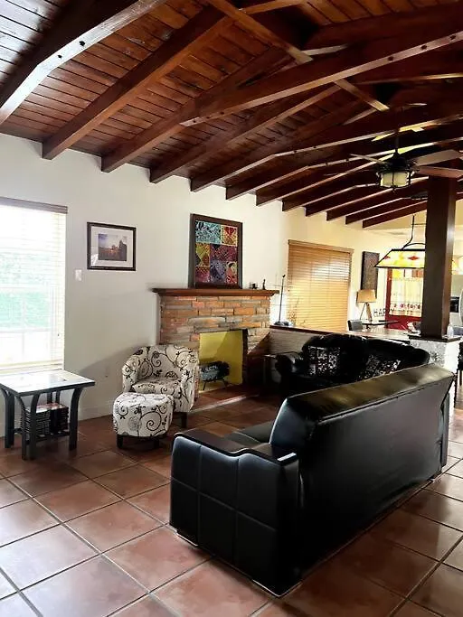 Adorable 2-Bedroom House With Free Parking-1