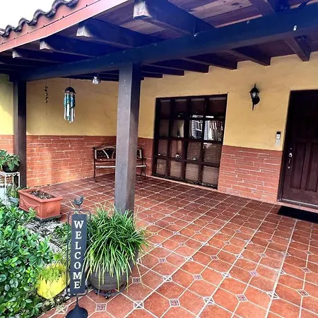 Adorable 2-Bedroom House With Free Parking-3